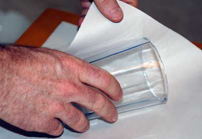 Упаковка бокалов в упаковочную бумагу