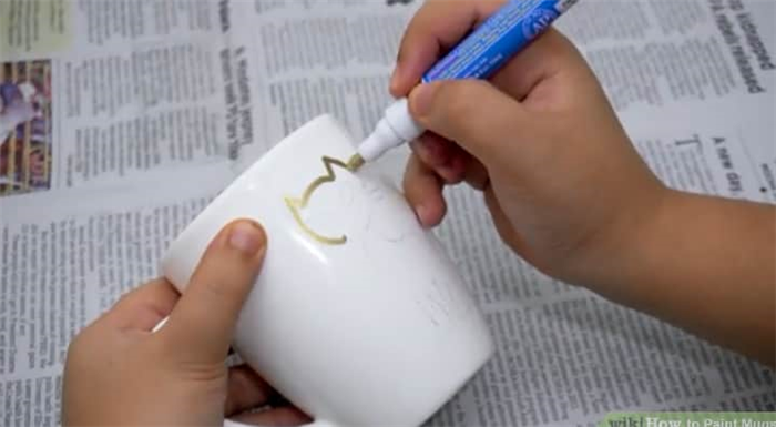 Роспись керамической кружки с помощью ручки