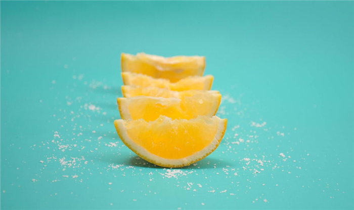 четыре ломтика лимона, выложенные в ряд и посыпанные солью