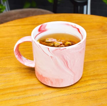 Мраморная керамическая розовая кружка для кофе